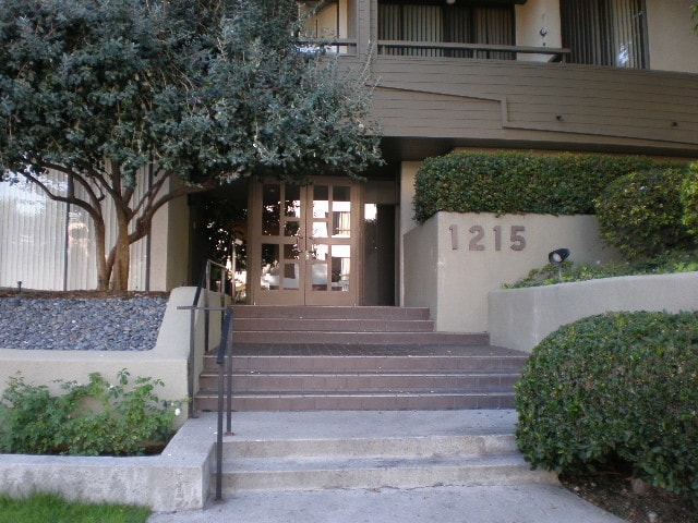 Building Photo - 1215 N Olive Dr