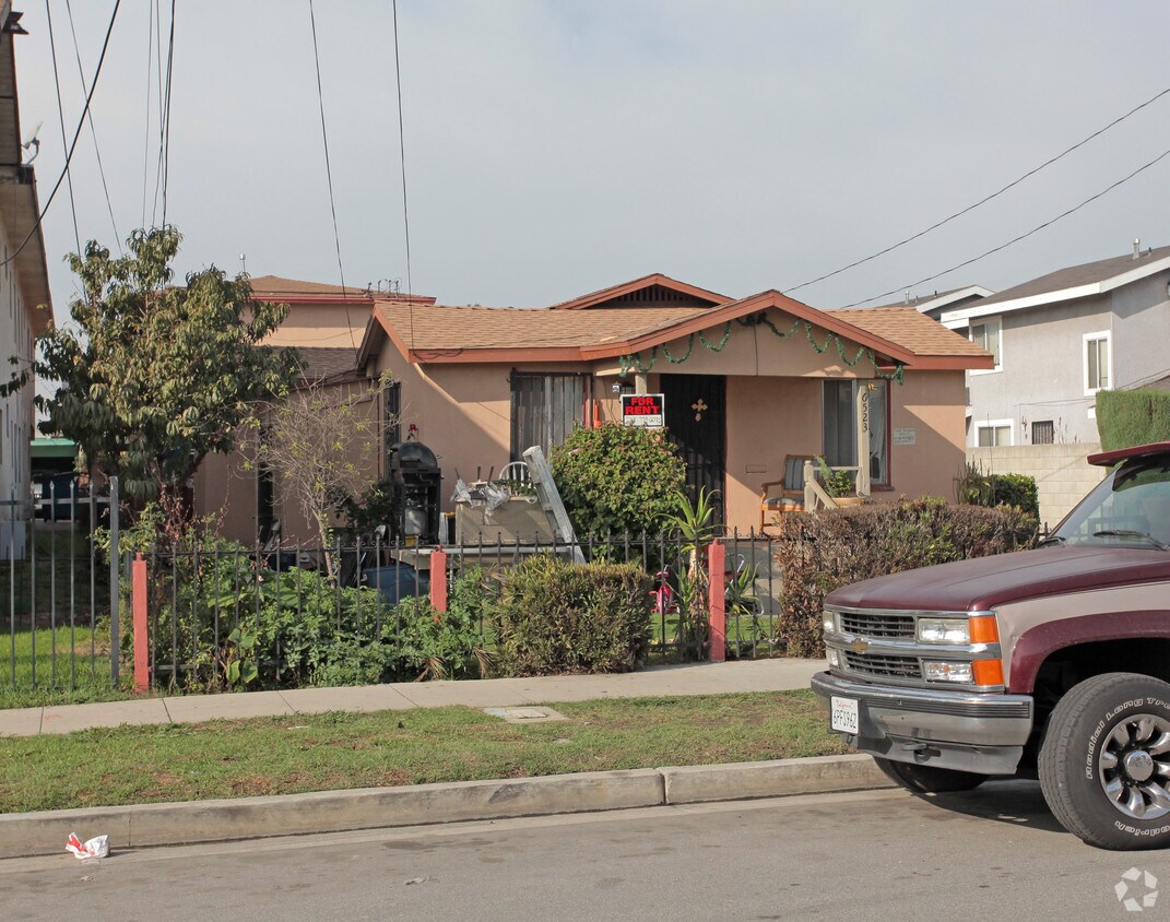 Foto del edificio - 6523 Corona Ave