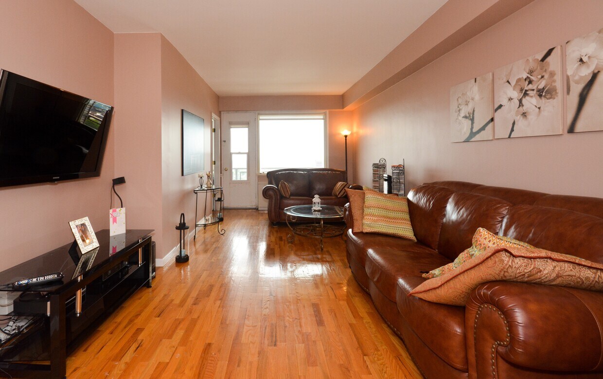 Primary Photo - Large Rental West of Parkway