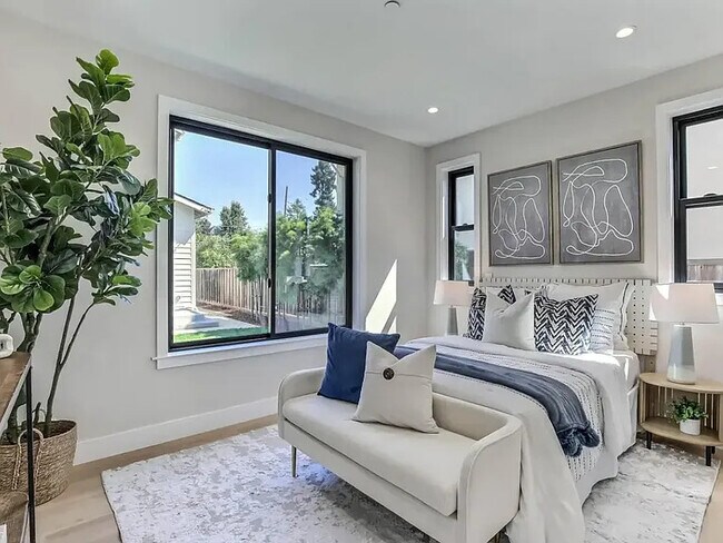 Amplio dormitorio principal con vestidor. - 200 Mountain View Ave