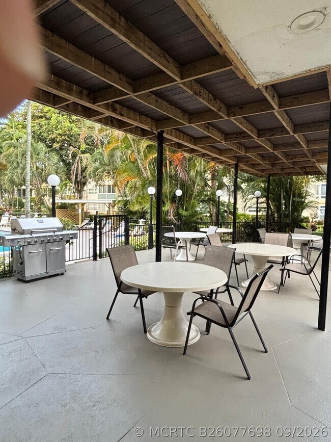 Building Photo - 5171 W Oakland Park Blvd