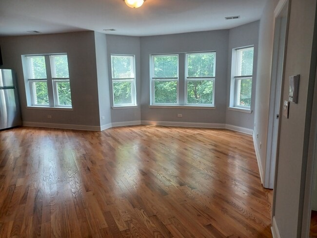 Building Photo - 5731 N Kimball Ave