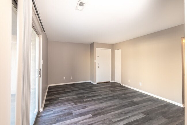 Foto del edificio - 503 Village Green Ln
