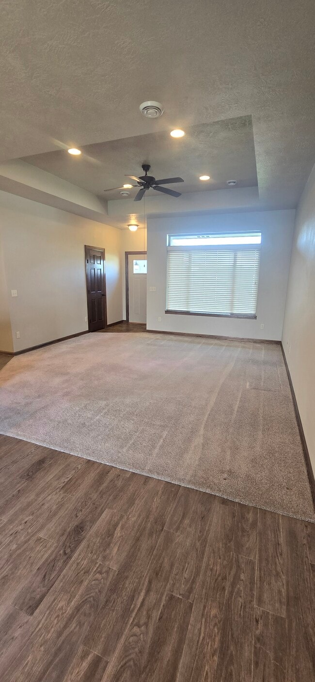 Vista de la sala de estar desde el comedor. - 3511 E Bison Trl