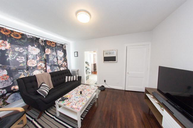 Building Photo - 484 Brainard St