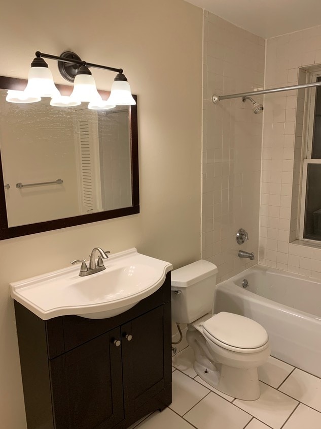 Baño - 163 W Newton St