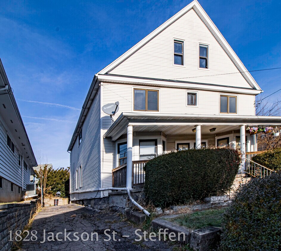 Large, left unit w/ Off Street Parking - 1828 Jackson St