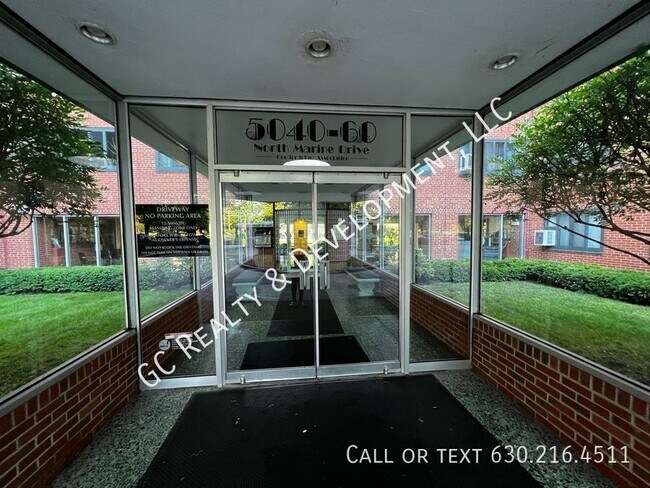 Foto del edificio - 5048 N Marine Dr