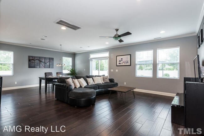 Building Photo - 5 br, 2.5 bath House - 316 Seymour Place