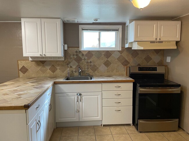 Building Photo - Basement Apartment for Rent!!! PENDING APP...