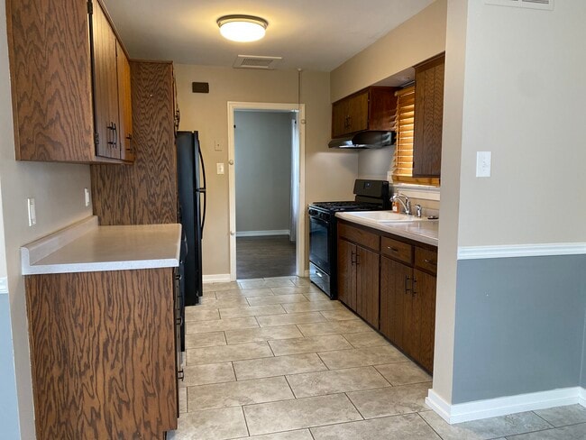 Kitchen w/gas oven range, microwave, dishwasher, & refrigerator - 6717 Huron Ave