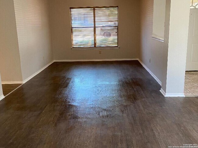 Building Photo - 3 bedroom / 2 bath home in Creekside subdivision