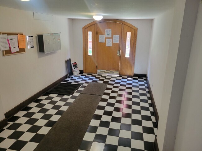 Building Photo - 5142 S King Dr