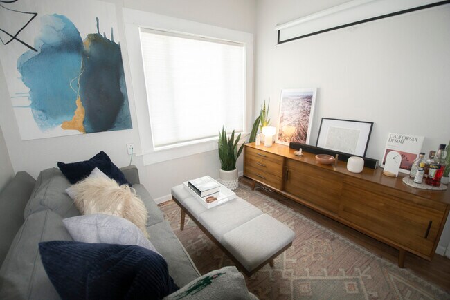 Foto del edificio - 812 W Russell Pl