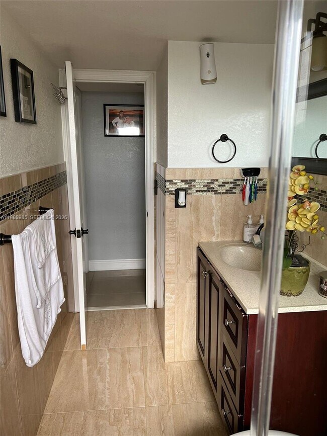 Foto del edificio - 13715 Kendale Lakes Cir