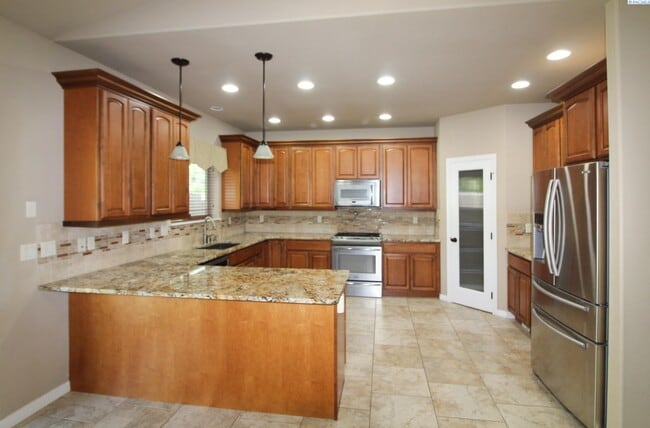 Building Photo - 3 bed, 2 1/2 bath house in Kennewick