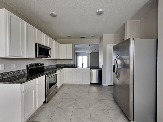 Building Photo - 348 Summershore Dr