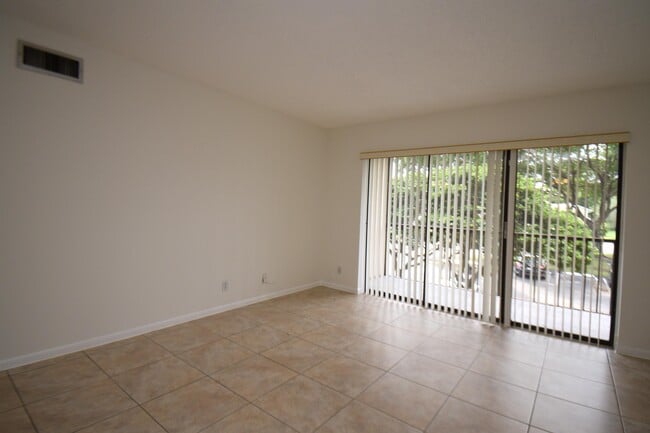 Building Photo - 206 Foxtail Dr
