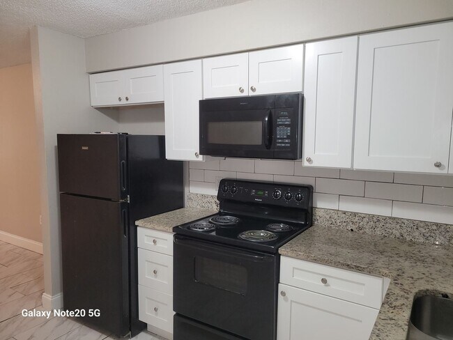 Foto del edificio - FOR RENT!! CUTE AND CHARMING 2 BEDROOM 1 BATH END UNIT TRIPLEX FOR RENT (MOVE IN SPECIAL)...