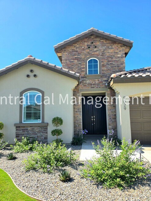 4 bedroom/3 Bath Home with Solar in the Southwest - $3195 Per Month!