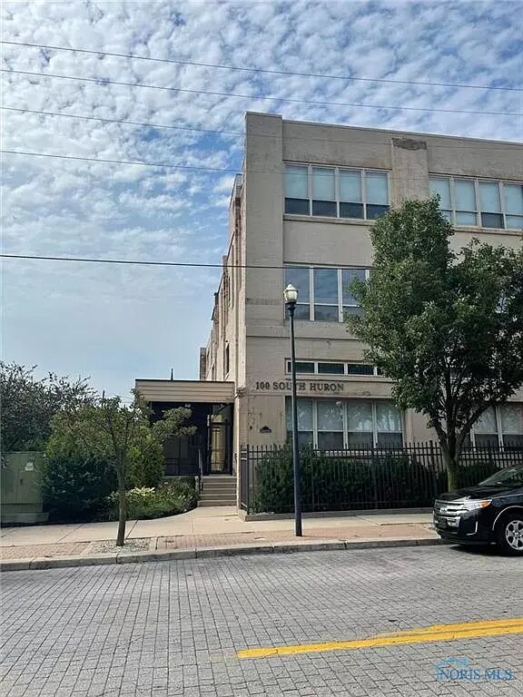 Edificio - 100 S Huron St
