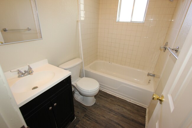 Building Photo - 623 S Country Club Dr