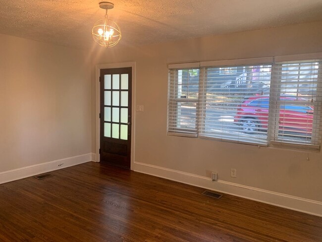 Foto del edificio - Adorable Two Bedroom Duplex in Plaza Midwo...