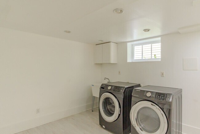 Building Photo - 4bd/1.75ba Seattle Home
