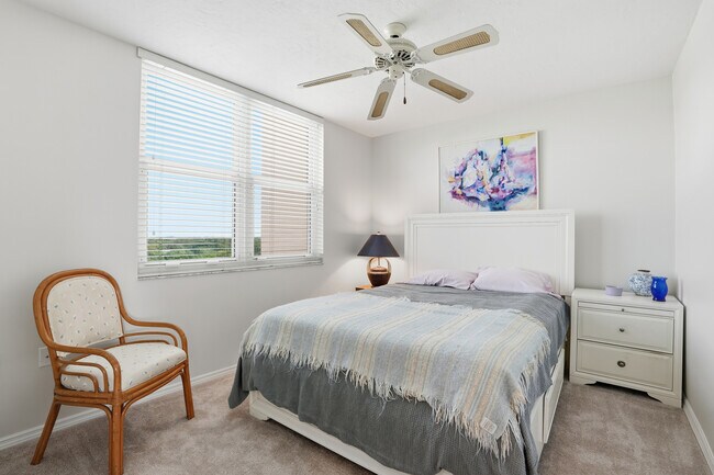 Foto del edificio - 6101 Pelican Bay Blvd