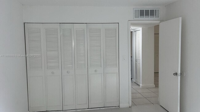 Building Photo - 8860 Fontainebleau Blvd