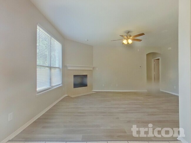 Building Photo - 3005 Glenrose Dr