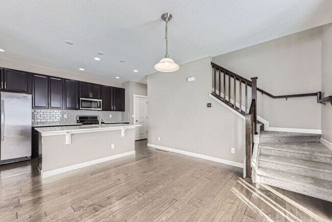 Foto del edificio - Vibrant 3 Bed 2 1/2 half bath townhouse in...