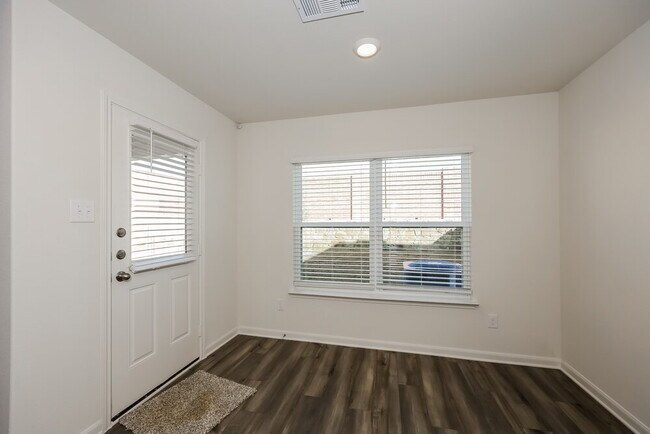 Foto del edificio - 1313 Redpine Dr