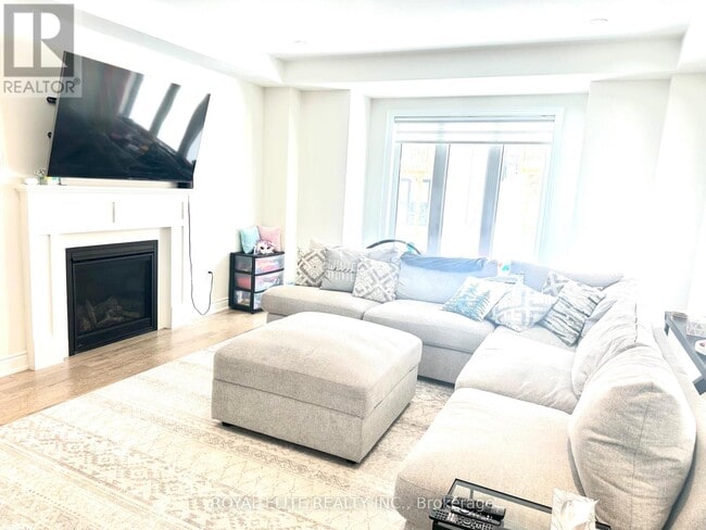 Building Photo - 38 Kenneth Rogers Cres