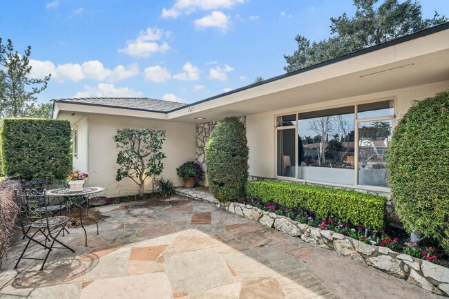 Building Photo - Mid-Century modern 3bd 2ba home located in...