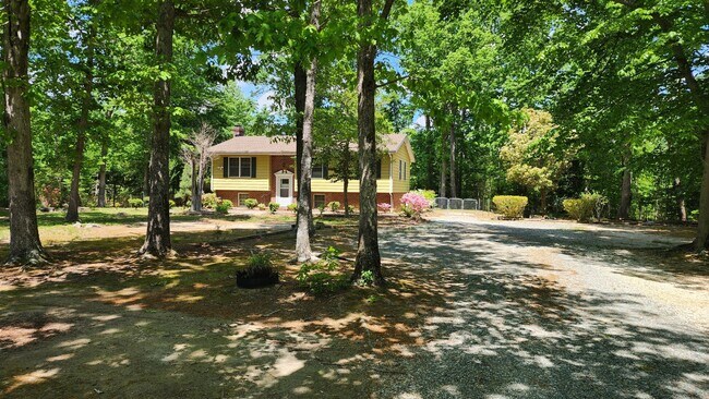 Building Photo - Private home on nearly 5 acres in King Wil...