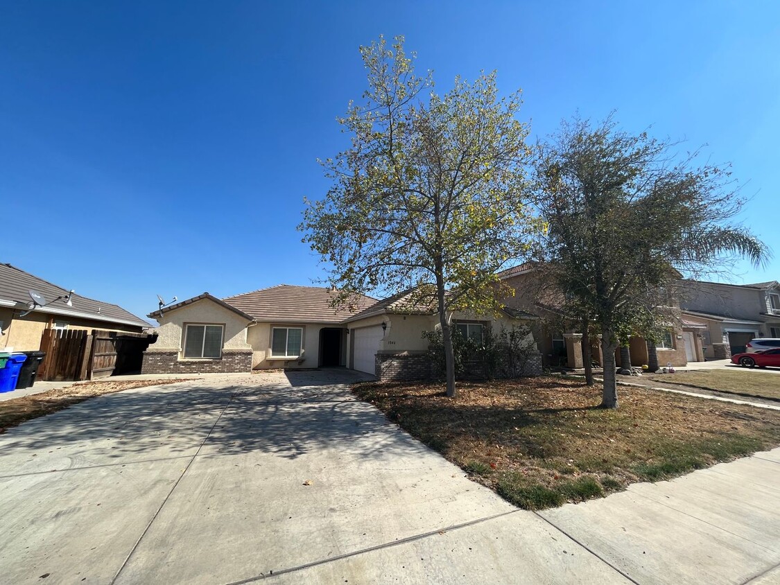 Primary Photo - Wonderful Home in NW Porterville Available...