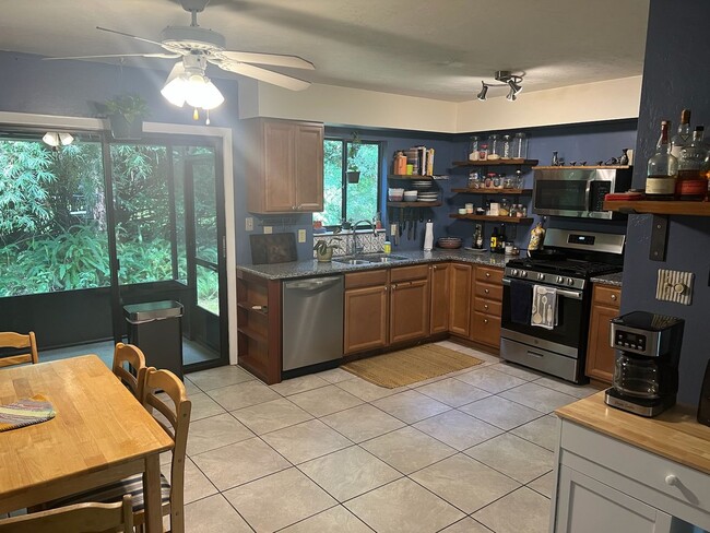 Foto del edificio - Super cute 3 bedroom 2 bath in NW Miram Manor