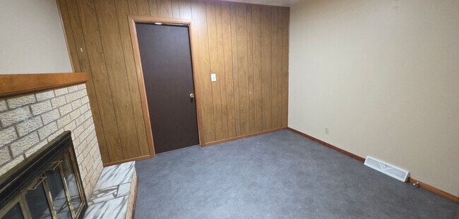 Foto del edificio - 3 Bedrooms 2 Bathrooms  $1195!