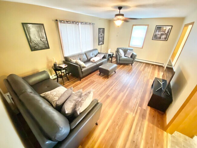 Building Photo - 3 Bedroom Apartment in Home VT Available 8/1!