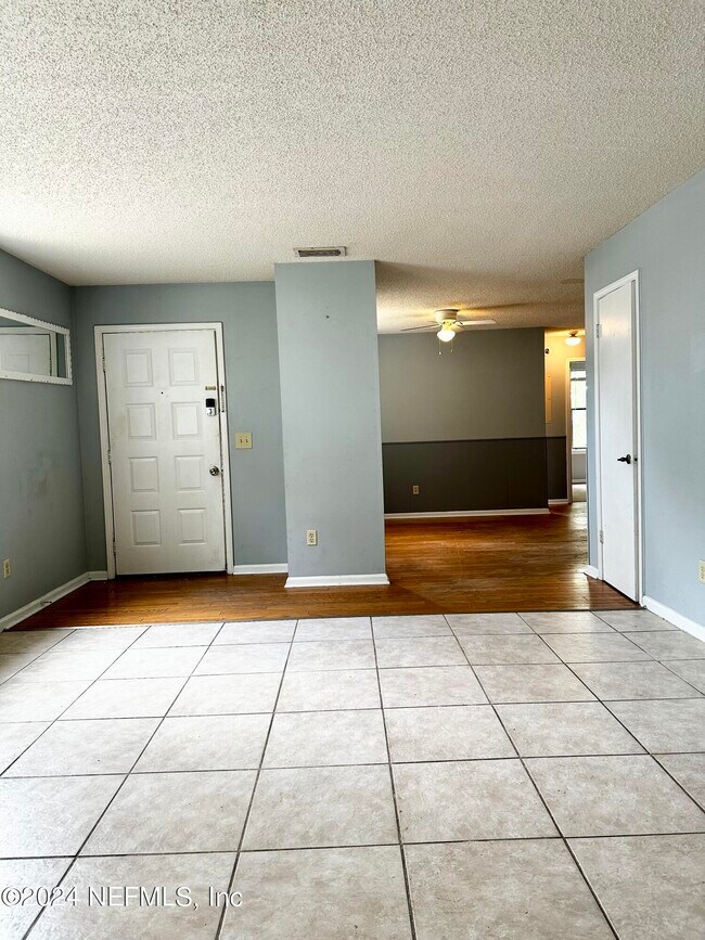 Building Photo - 2726 Hidden Village Dr