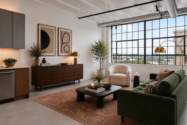 Sala de estar estilo loft industrial en los apartamentos Cole Motor en Indianápolis. - Cole Motor