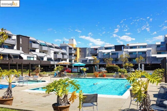 Courtyard Patio/Pool/Jacuzzi Hot Tub - 1 Embarcadero St W