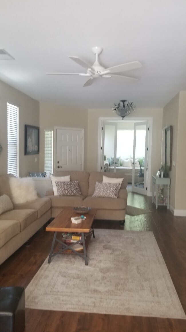 Building Photo - 762 Summerset Dr