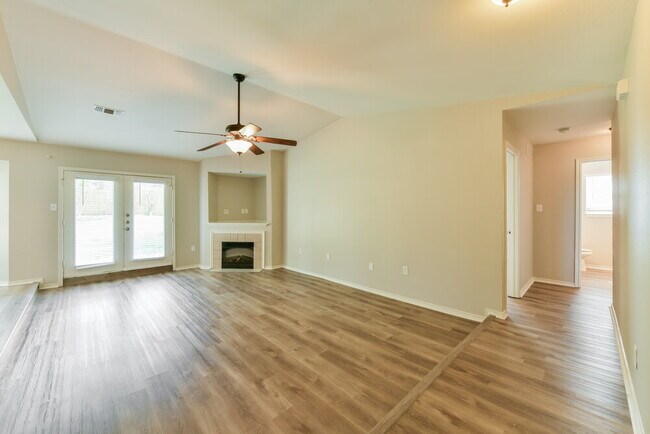 Foto del edificio - 6437 Starnes Rd