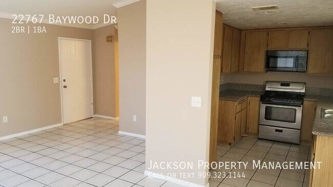 Building Photo - Cozy 2 Brm/1 bath with large back yard! Mu...