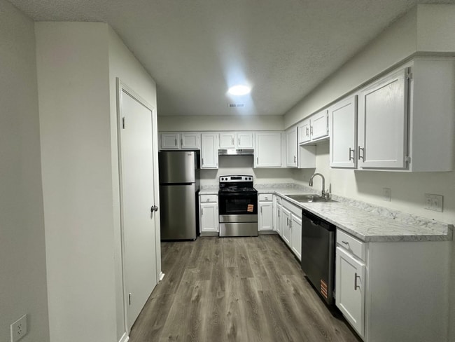 Building Photo - 410 Oakwood Ave