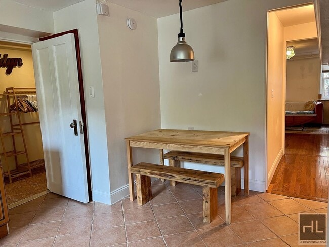 Foto del edificio - 1BR 1BA Private Garden Level Floor Through...
