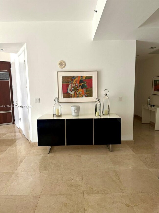 Foto del edificio - 15811 Collins Ave