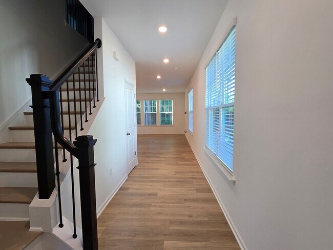 Foto del edificio - Stunning BRAND NEW 5 Bedroom / 4 Bath Home...